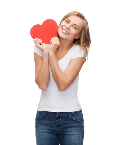 Lachende vrouw in wit t-shirt met hart — Stockfoto