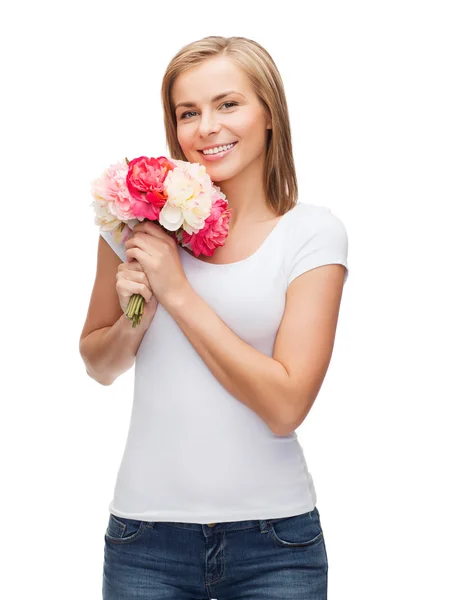 Mulher sorridente com buquê de flores — Fotografia de Stock