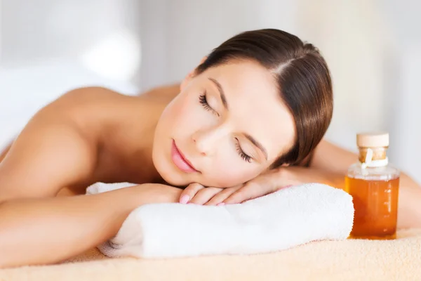 Mujer feliz en el salón de spa — Foto de Stock