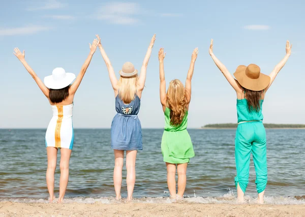 Flickor med händerna på stranden — Stockfoto