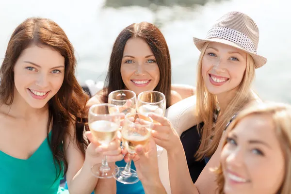 Lachende meisjes met champagneglazen — Stockfoto