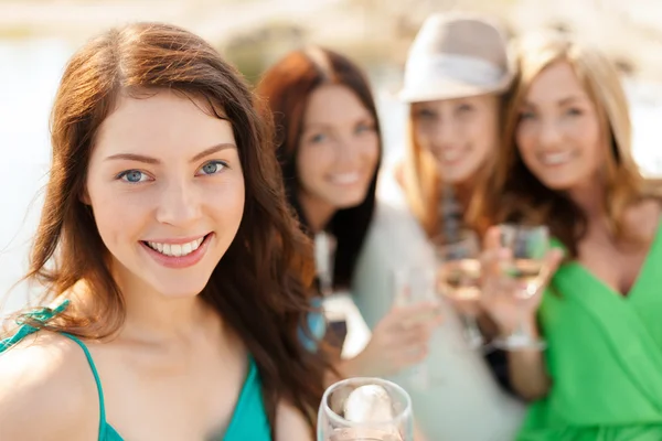 Filles souriantes avec des verres de champagne — Photo