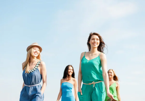 Ragazze sorridenti che camminano sulla spiaggia — Foto Stock