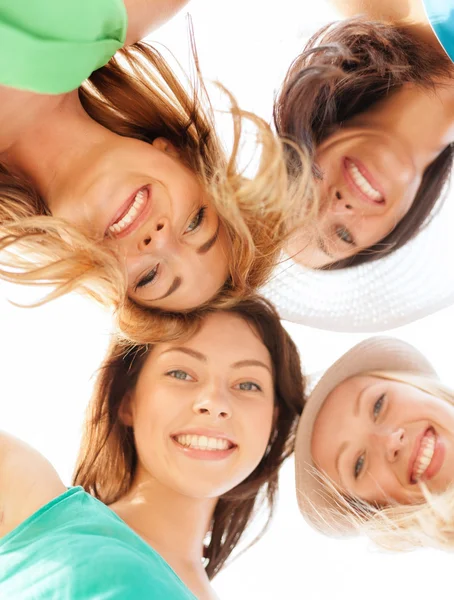 Rostros de chicas mirando hacia abajo y sonriendo — Foto de Stock