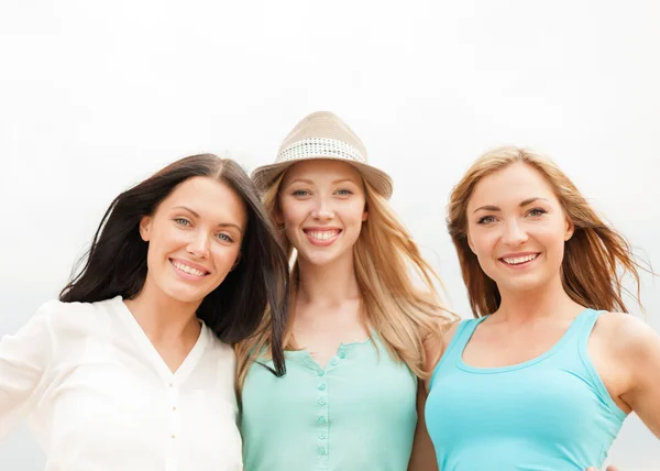 Gruppe lächelnder Mädchen, die am Strand chillen — Stockfoto