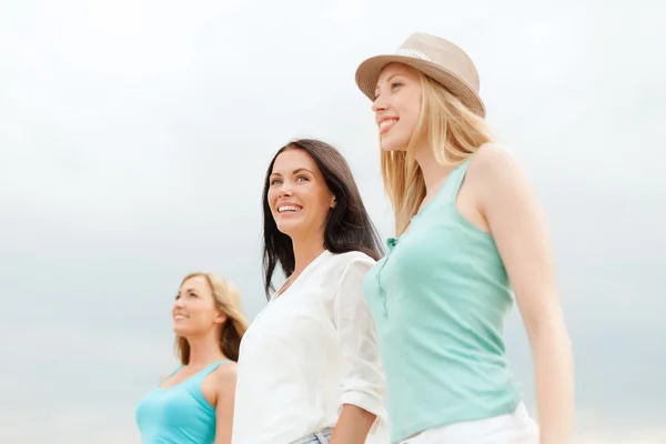 Group of smiling girls chilling on the beach — Stock Photo, Image