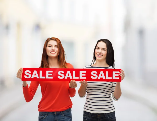 Two smiling teenage girl with percent sign on box — Stock Photo, Image