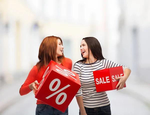 Lachende tienermeisje met procent en verkoop teken — Stockfoto