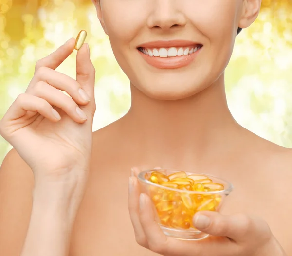 Bella donna con omega 3 vitamine — Foto Stock