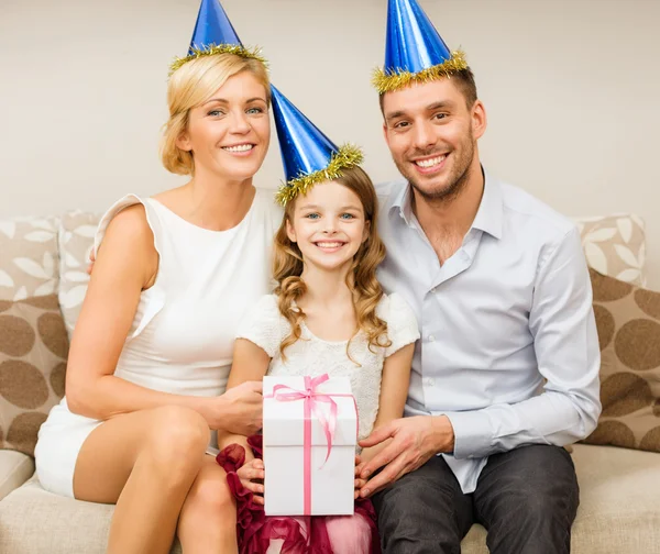 Famille heureuse avec boîte cadeau — Photo