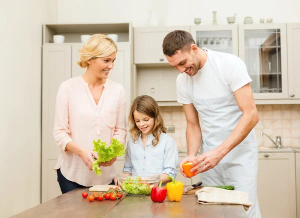 Glückliche Familie macht Abendessen in der Küche — Stockfoto