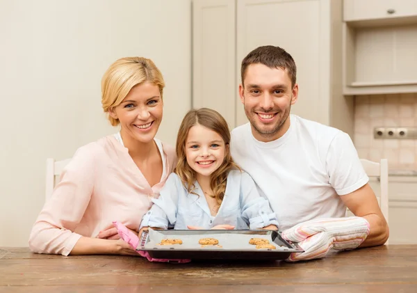 Familia feliz haciendo galletas en casa — Foto de Stock