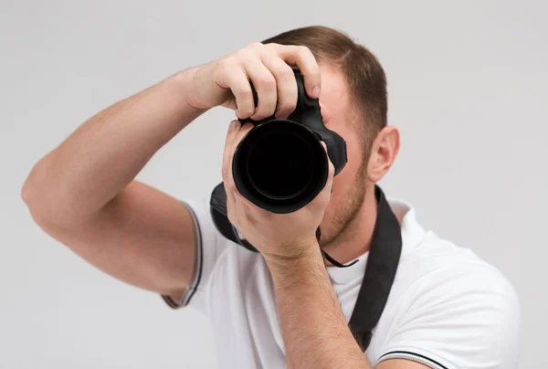 Fotografo maschio che scatta foto con macchina fotografica — Foto Stock