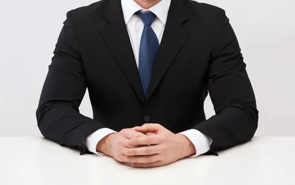 Nahaufnahme eines Geschäftsmannes in Anzug und Krawatte — Stockfoto