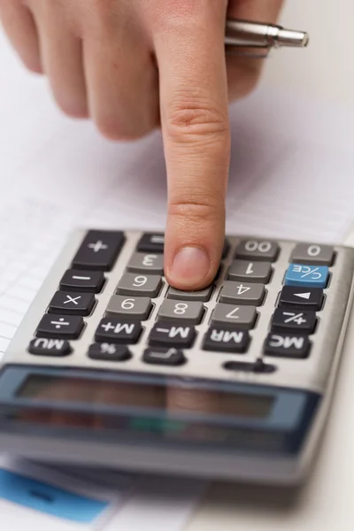 Close up de homem de negócios com papéis e calculadora — Fotografia de Stock