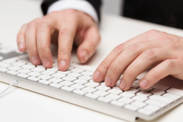 Empresário trabalhando com teclado — Fotografia de Stock