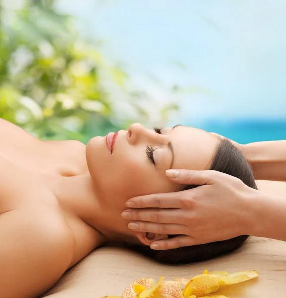 Mulher bonita no salão de massagem — Fotografia de Stock