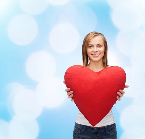 Lachende vrouw in wit t-shirt met hart — Stockfoto