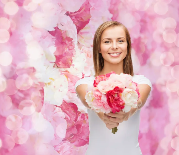Femme souriante avec bouquet de fleurs — Photo