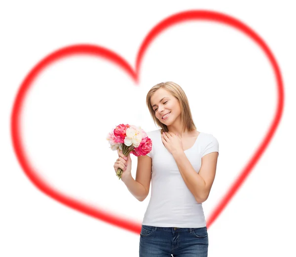Smiling woman with bouquet of flowers — Stock Photo, Image