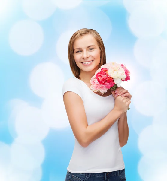 Mulher sorridente com buquê de flores — Fotografia de Stock