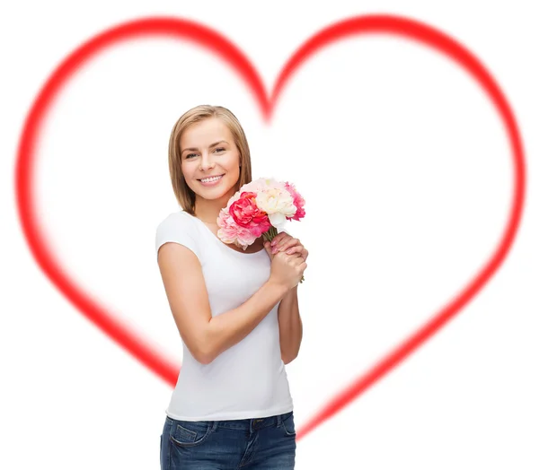 Glimlachende vrouw met boeket bloemen — Stockfoto