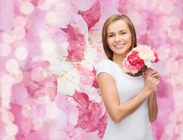 Femme souriante avec bouquet de fleurs — Photo