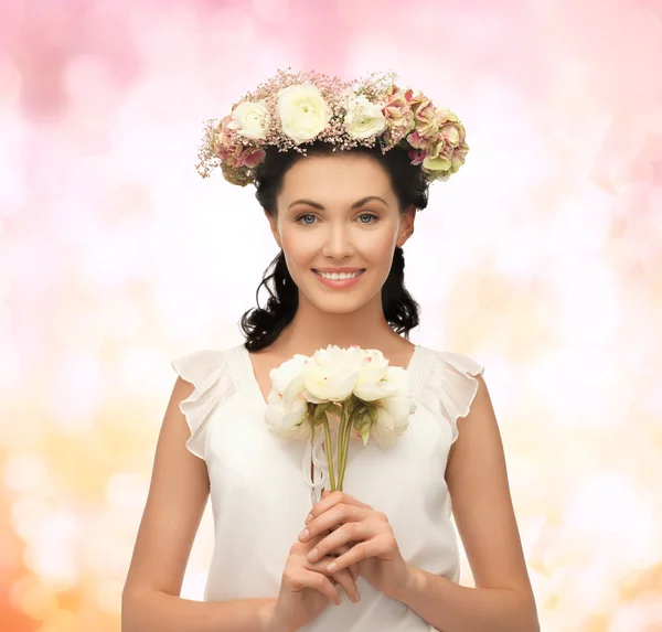 Woman wearing wreath of flowers — Stock Photo, Image