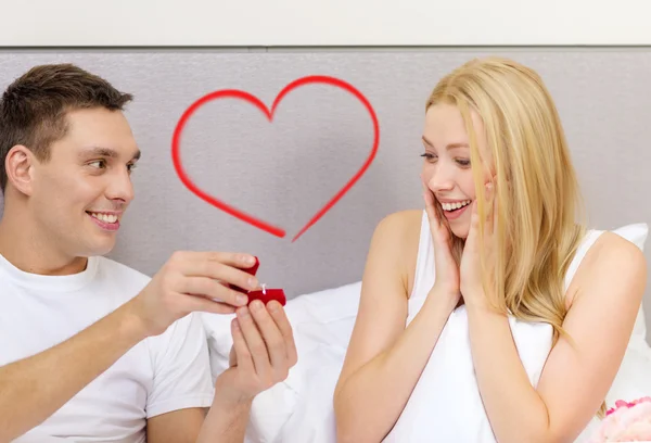 Man giving woman little red box and ring in it — Stock Photo, Image