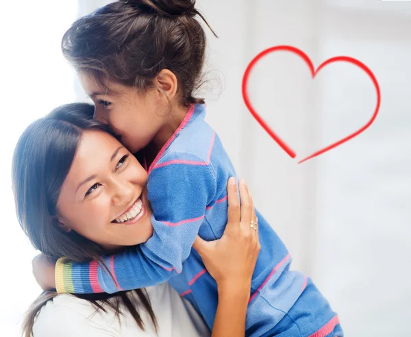 Abrazando a madre e hija — Foto de Stock