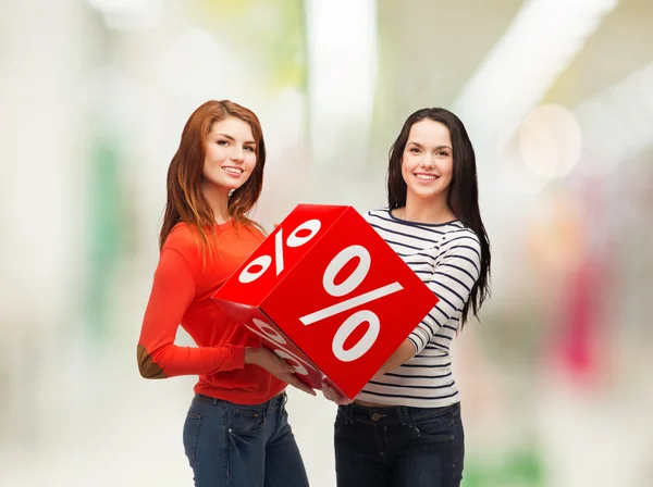 Zwei lächelnde Teenager-Mädchen mit Prozentzeichen auf Schachtel — Stockfoto