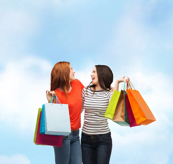 Dwa uśmiechający się nastoletnich dziewcząt z torby na zakupy — Zdjęcie stockowe