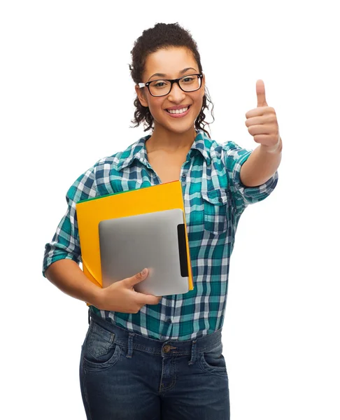 Étudiant en lunettes avec dossiers et tablette pc — Photo