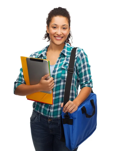 Lachende student met mappen, tablet pc en tas — Stockfoto