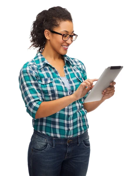 Leende svart student i glasögon med TabletPC — Stockfoto