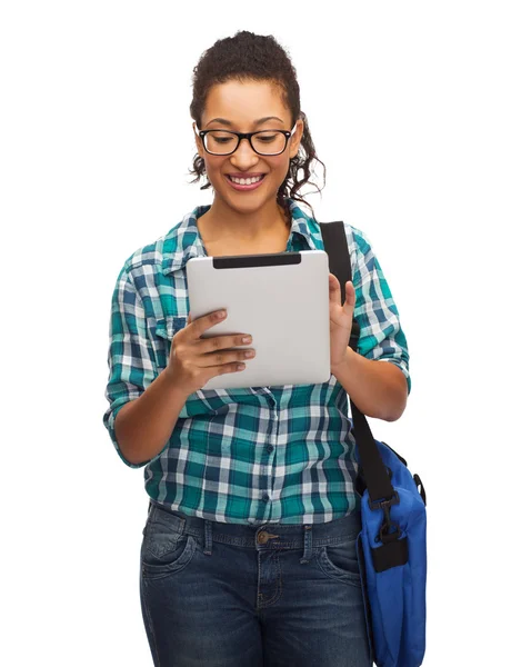 Студент в очках с планшетным ПК и сумкой — стоковое фото