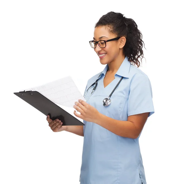 Sorridente donna afro-americana medico o infermiera — Foto Stock