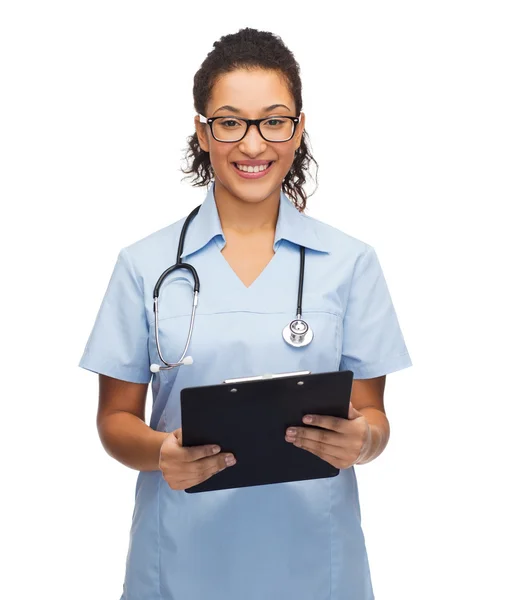 Sonriente mujer afroamericana médico o enfermera —  Fotos de Stock