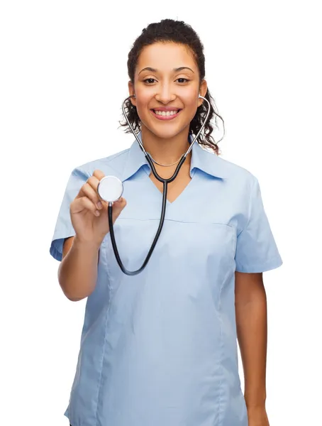 Médica ou enfermeira afro-americana sorridente — Fotografia de Stock