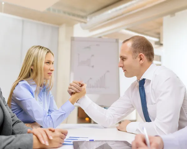 Zakenvrouw en zakenman arm worstelen — Stockfoto