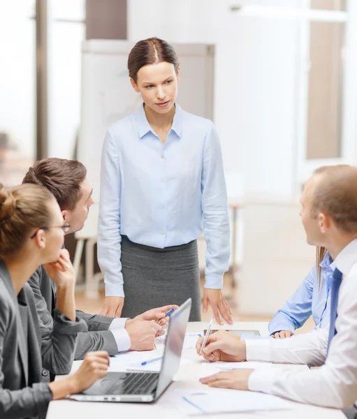 Chefe feminina rigorosa conversando com a equipe de negócios — Fotografia de Stock