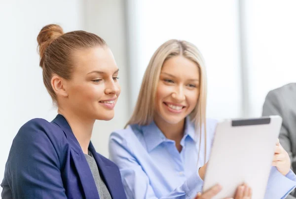 Equipo de negocios con tableta pc teniendo discusión —  Fotos de Stock