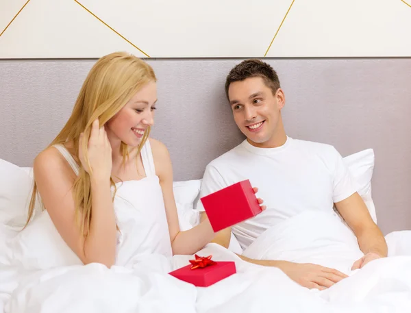 Homem dando mulher pequena caixa de presente vermelho — Fotografia de Stock