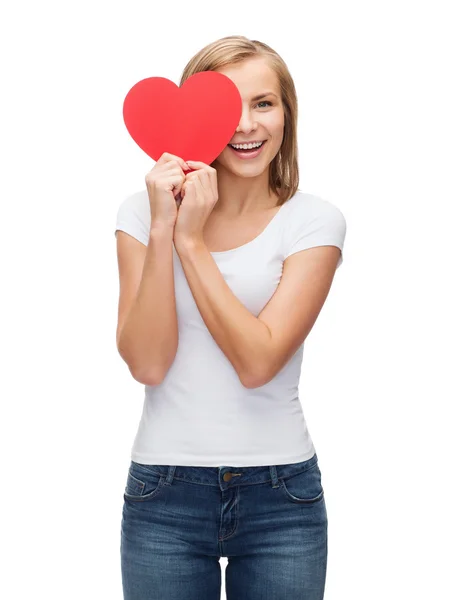 Lachende vrouw in lege witte t-shirt met hart — Stockfoto