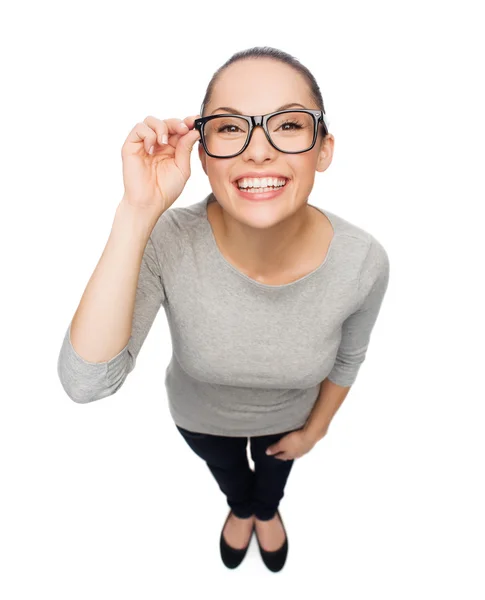 Aziatische vrouw in het aanraken van brillen — Stockfoto