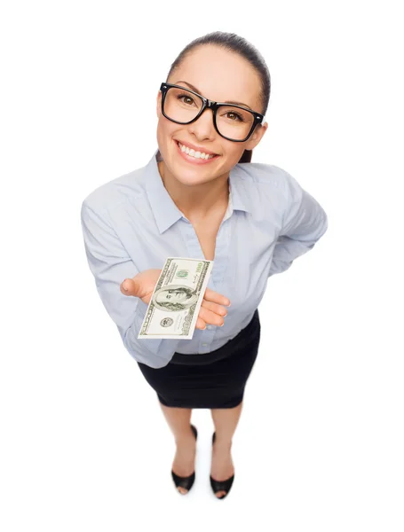Dolar nakit para ile gülümseyen iş kadını — Stok fotoğraf