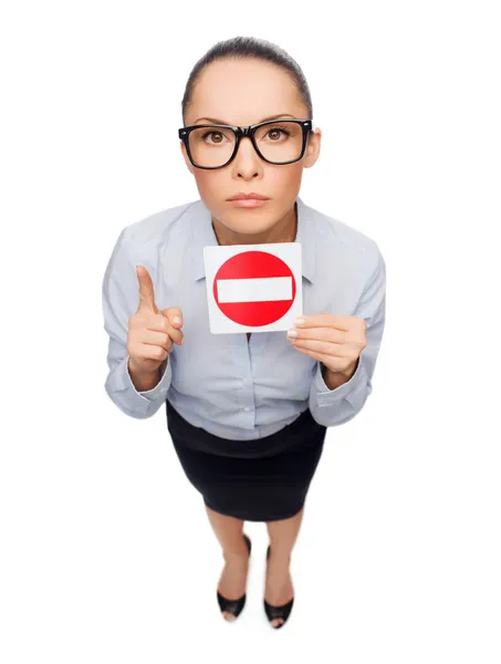 Betrokken zakenvrouw stopbord weergegeven: — Stockfoto