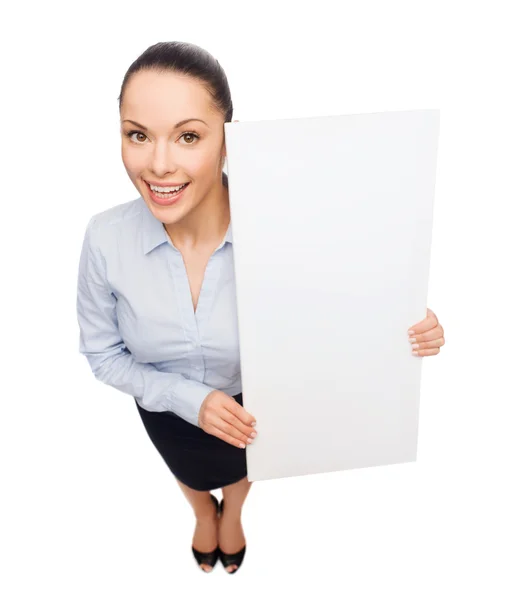 Empresária sorridente com placa branca em branco — Fotografia de Stock