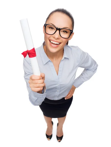 Empresária sorridente em óculos com diploma — Fotografia de Stock