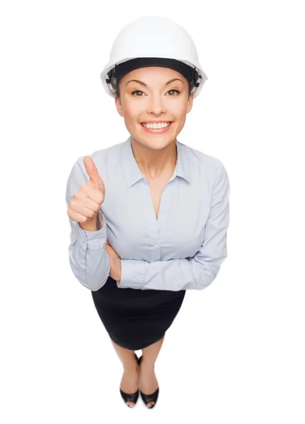 Mujer de negocios en casco blanco mostrando los pulgares hacia arriba — Foto de Stock